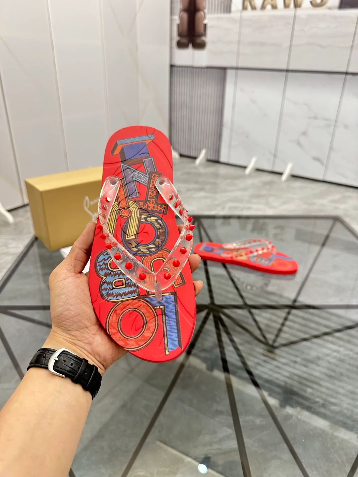 Men's shoes: 💰P280¥ Product trademark: CL red-soled shoes* "CL*" flip-flops Regular size: 36-44 (can be customized to 45.46) Couple style Product materials: Original material from upper counter, 5D color printing process, high-end rivets, original lining, original outsole. Number: 789